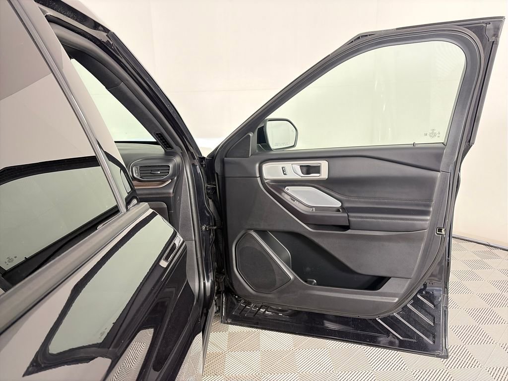 Certified 2020 Ford Explorer Platinum w/ Premium Technology Package AWD/4WD image 31