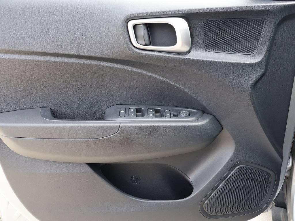 Used 2025 Hyundai Venue SEL FWD image 19