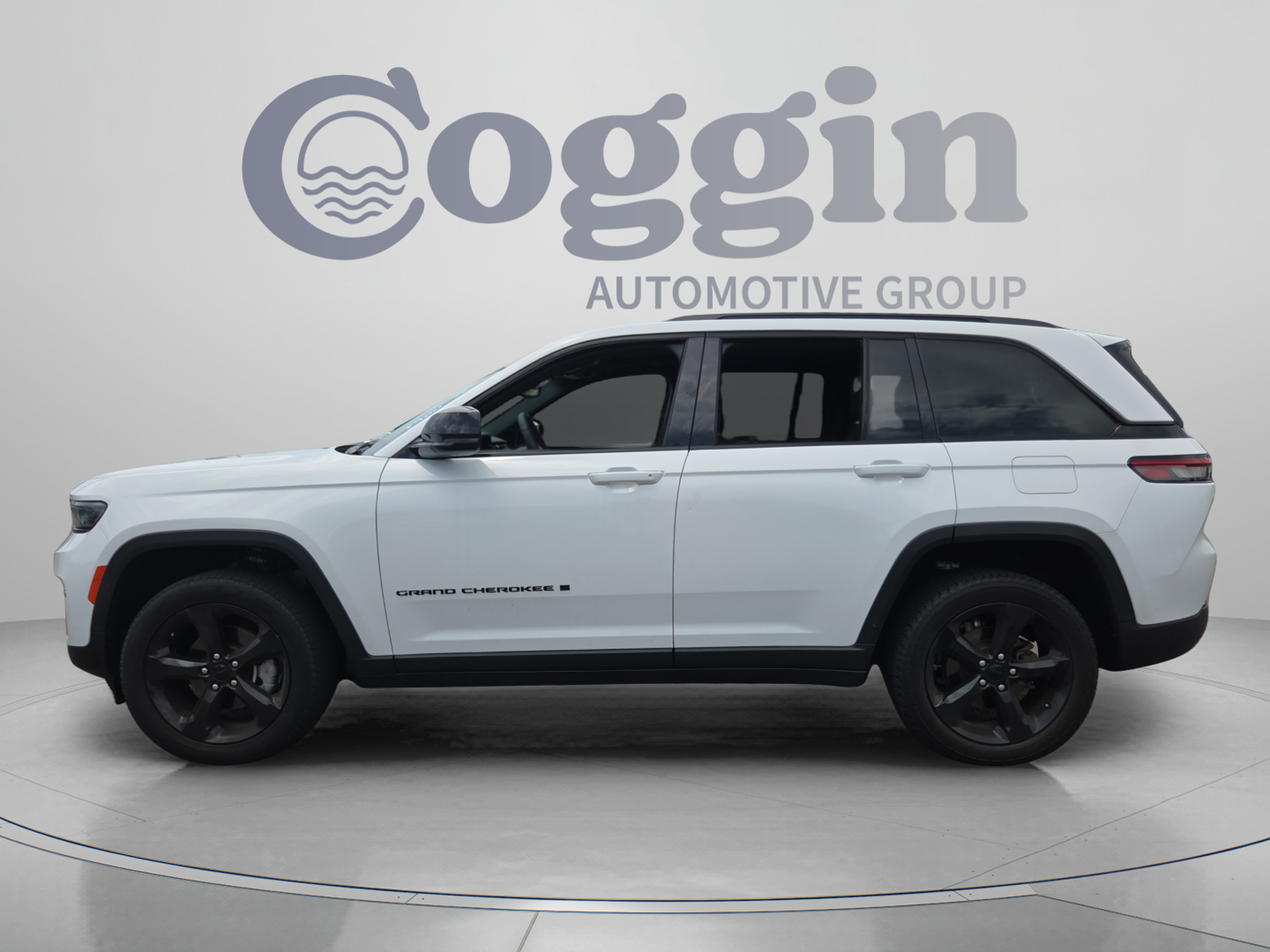 Used 2024 Jeep Grand Cherokee Limited w/ Black Appearance Package AWD/4WD image 2