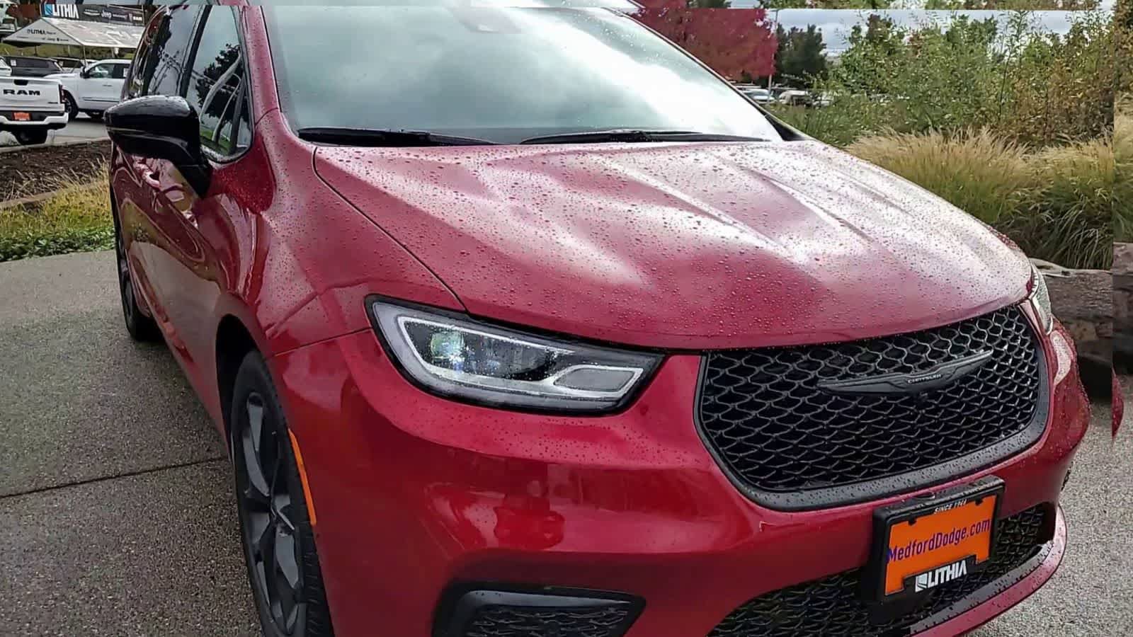 New 2026 Chrysler Pacifica Select FWD image 2