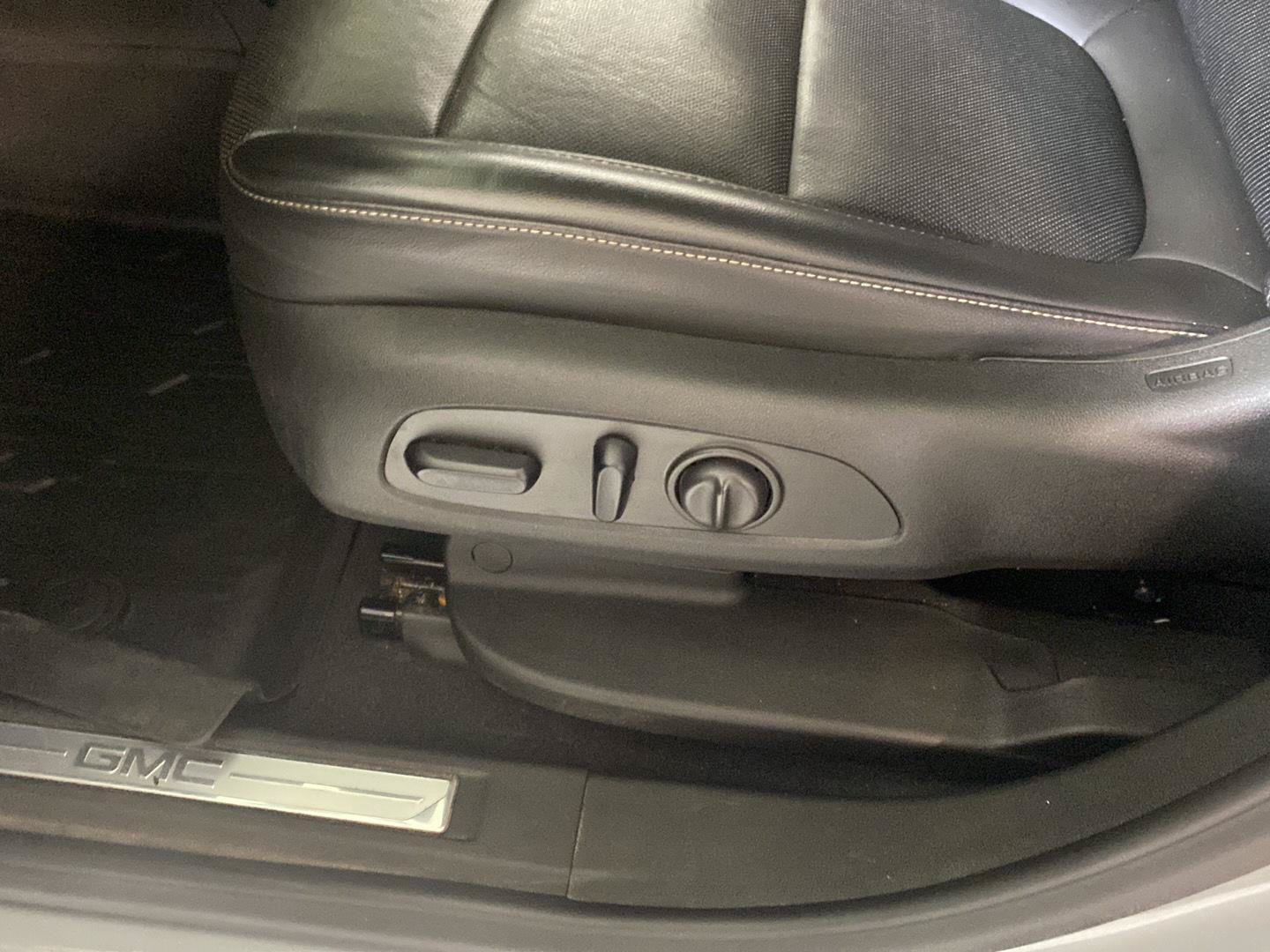 Certified 2023 GMC Acadia SLT w/ LPO, Floor Liner Package FWD image 10
