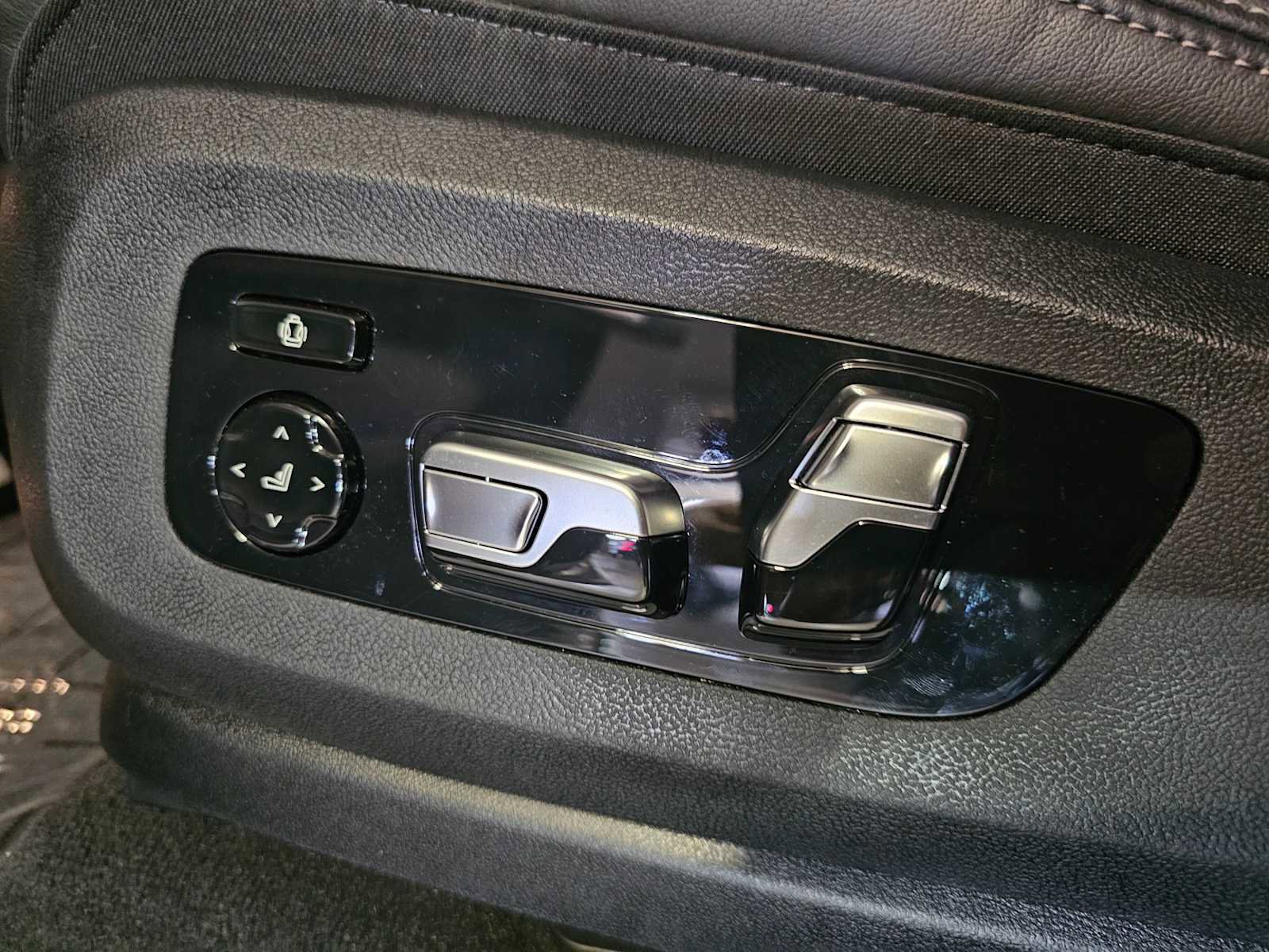 Used 2026 BMW X7 xDrive40i w/ M Sport Package AWD/4WD image 30