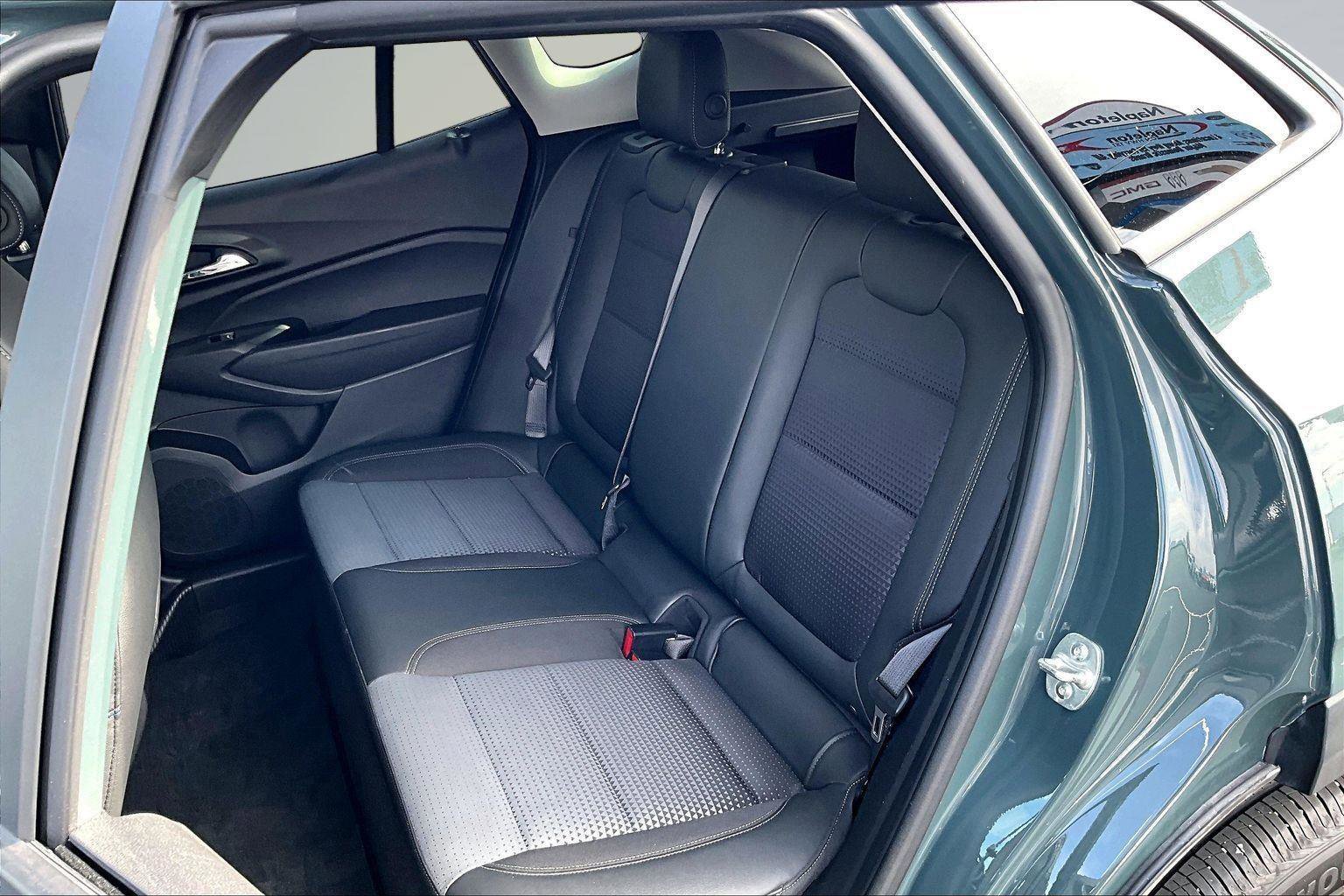 Used 2025 Chevrolet Trax LT FWD image 27