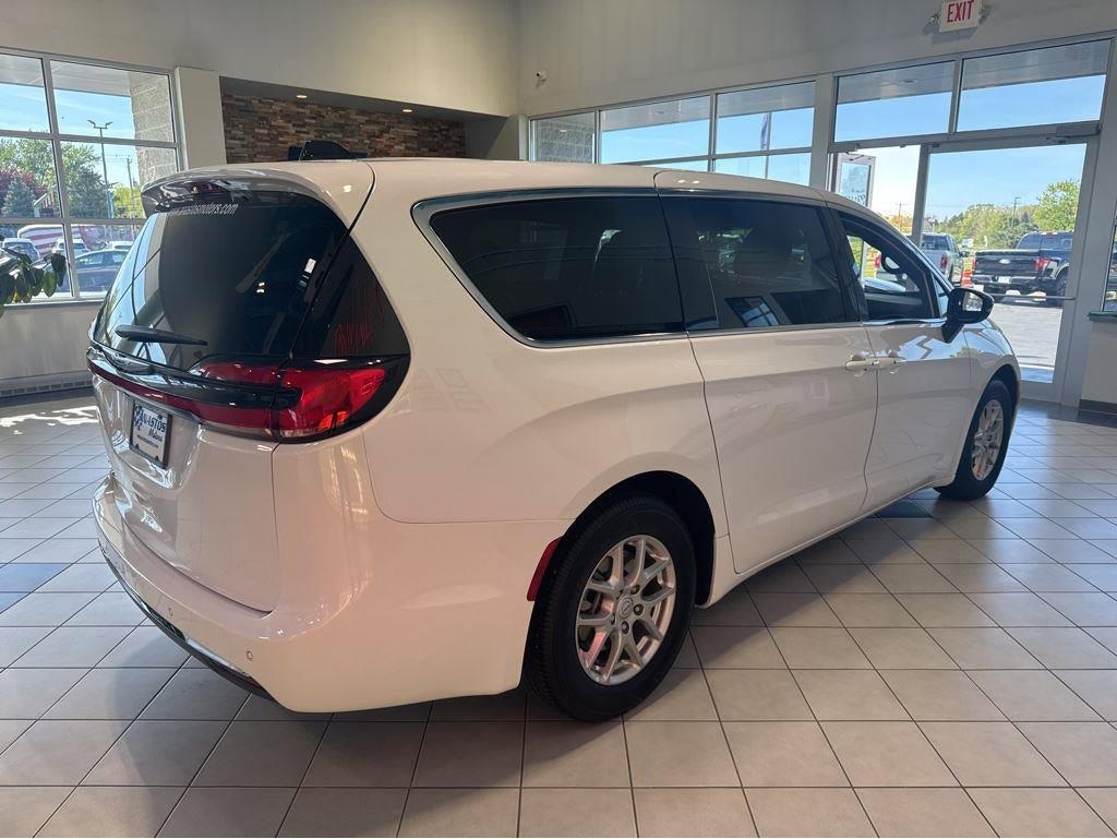 Used 2025 Chrysler Pacifica Select FWD image 12