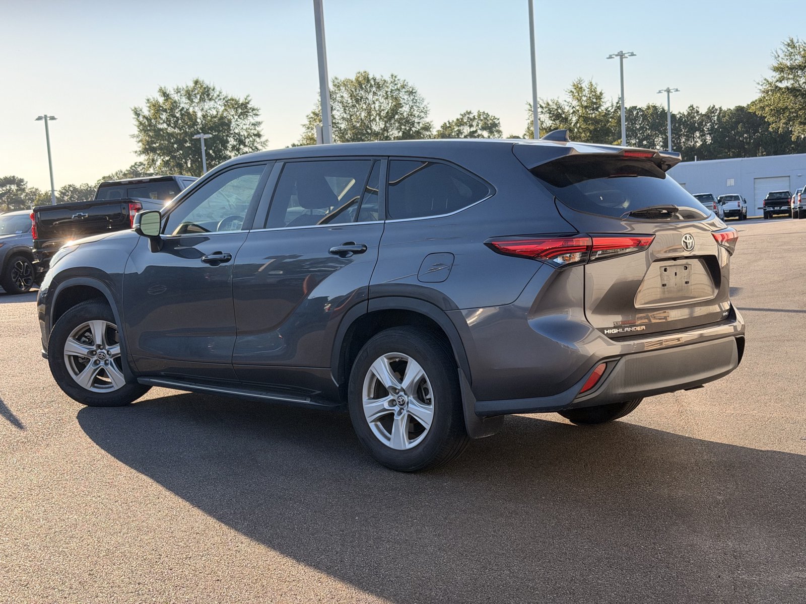 Used 2023 Toyota Highlander L AWD/4WD image 10
