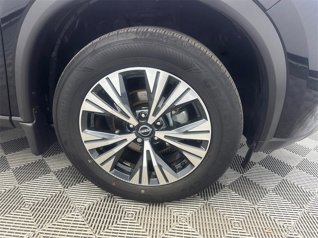Used 2023 Nissan Rogue SV w/ SV Premium B Package image 13