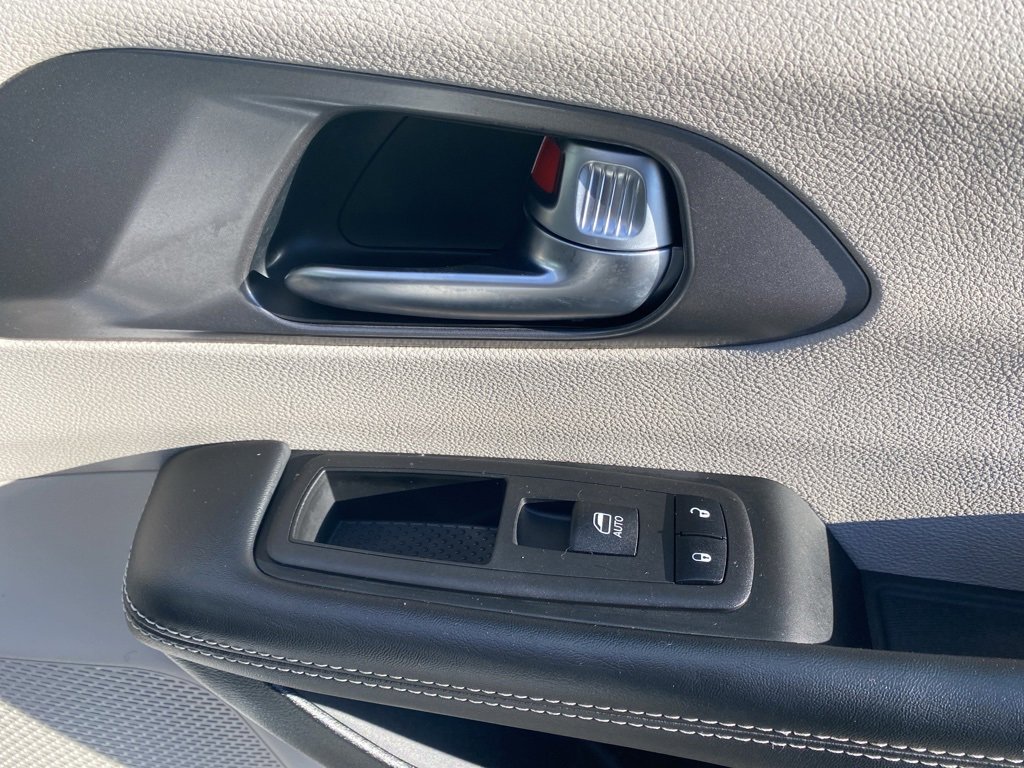 Used 2024 Chrysler Pacifica Touring-L image 12