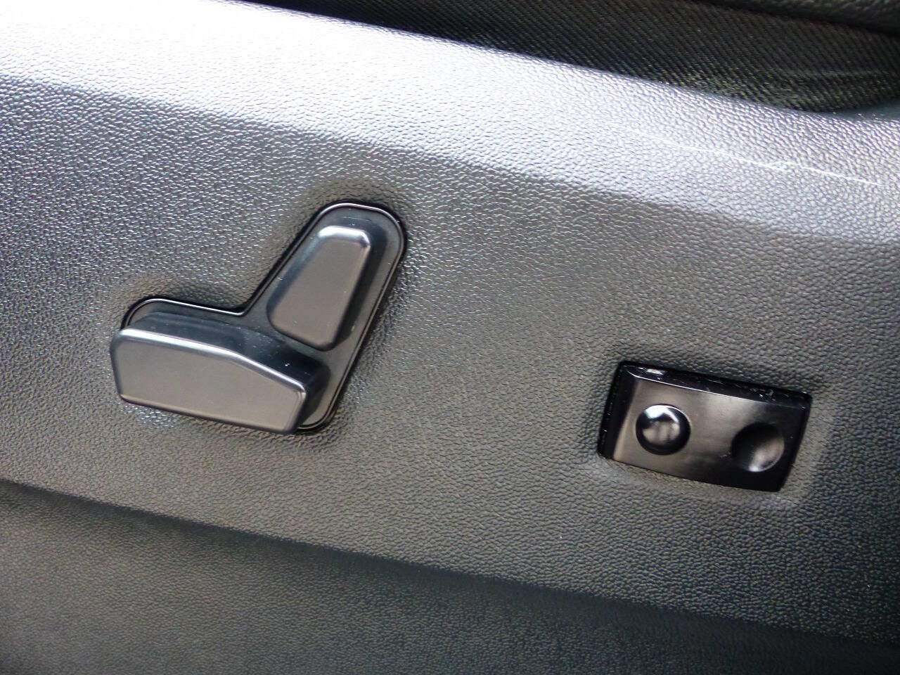 Used 2017 Dodge Grand Caravan SXT w/ Driver Convenience Group image 21