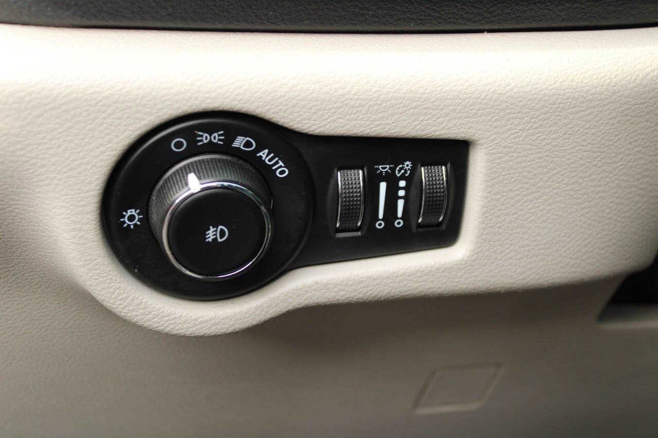 Used 2021 Chrysler Pacifica Touring-L FWD image 29
