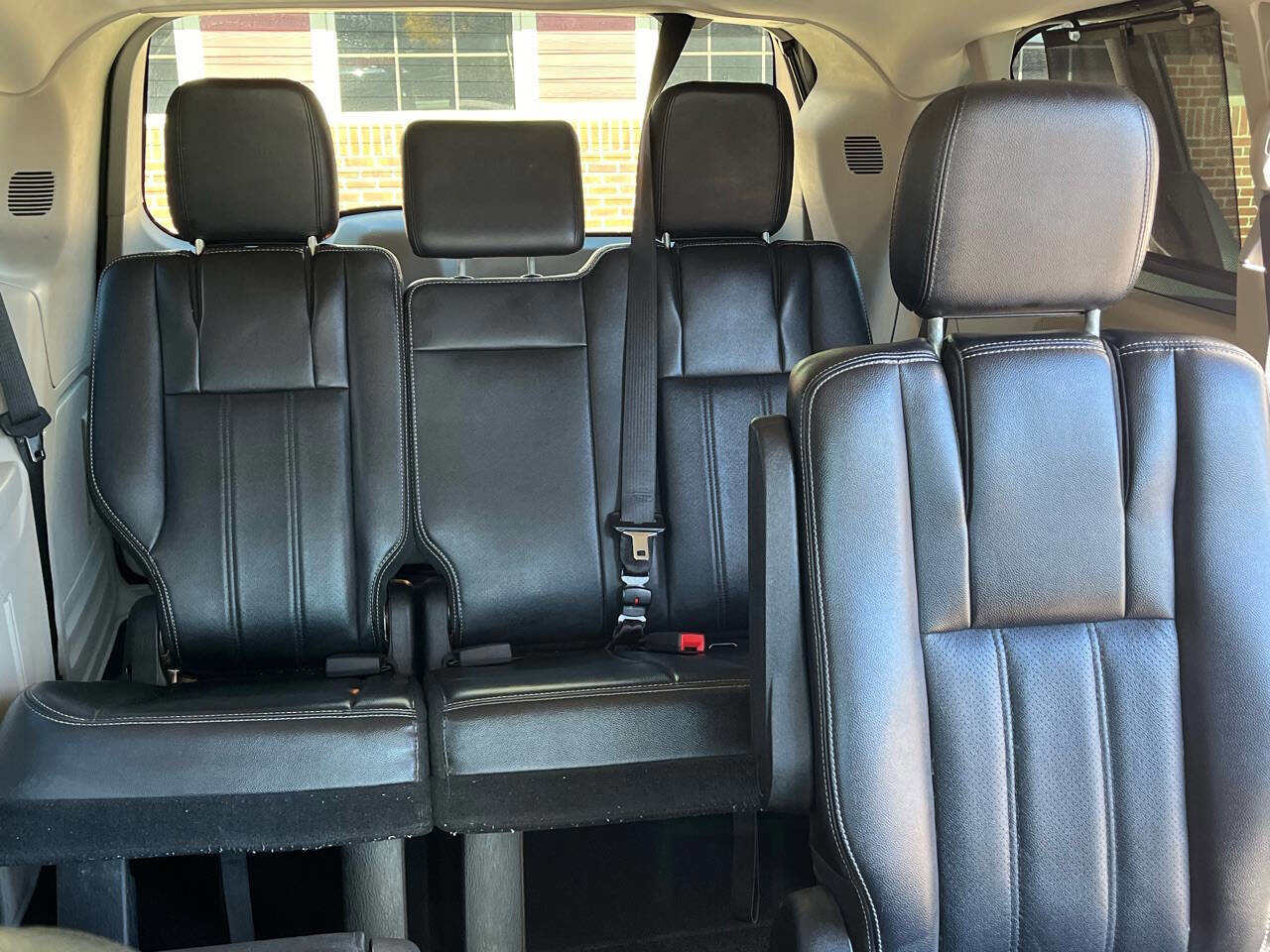 Used 2011 Chrysler Town & Country Touring-L image 28