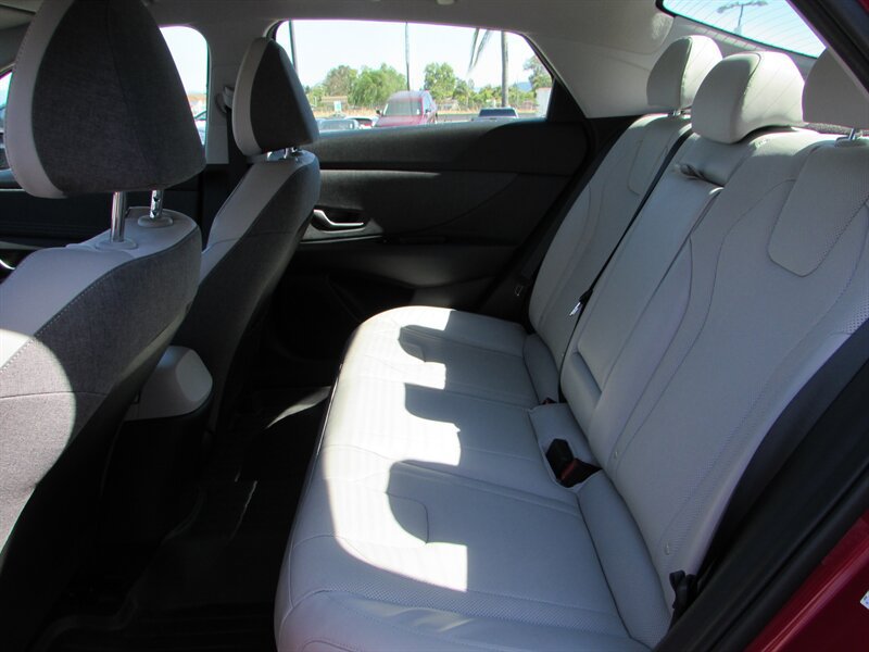 Used 2023 Hyundai Elantra Limited FWD image 14