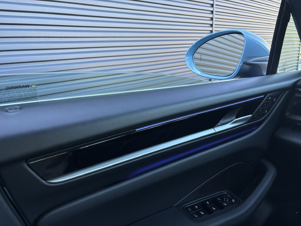 Certified 2025 Porsche Macan 4S Electric AWD/4WD image 29