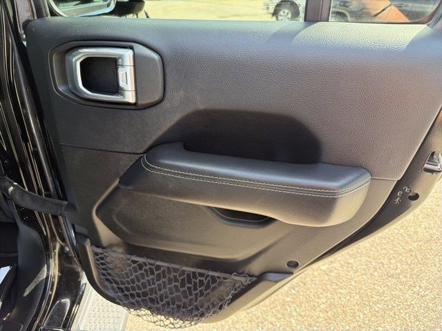 Used 2018 Jeep Wrangler Unlimited Sahara AWD/4WD image 17