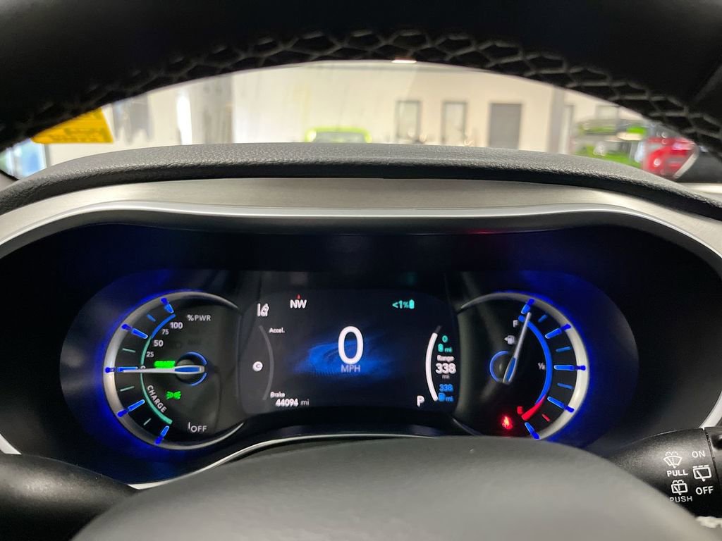 Used 2024 Chrysler Pacifica Premium image 17