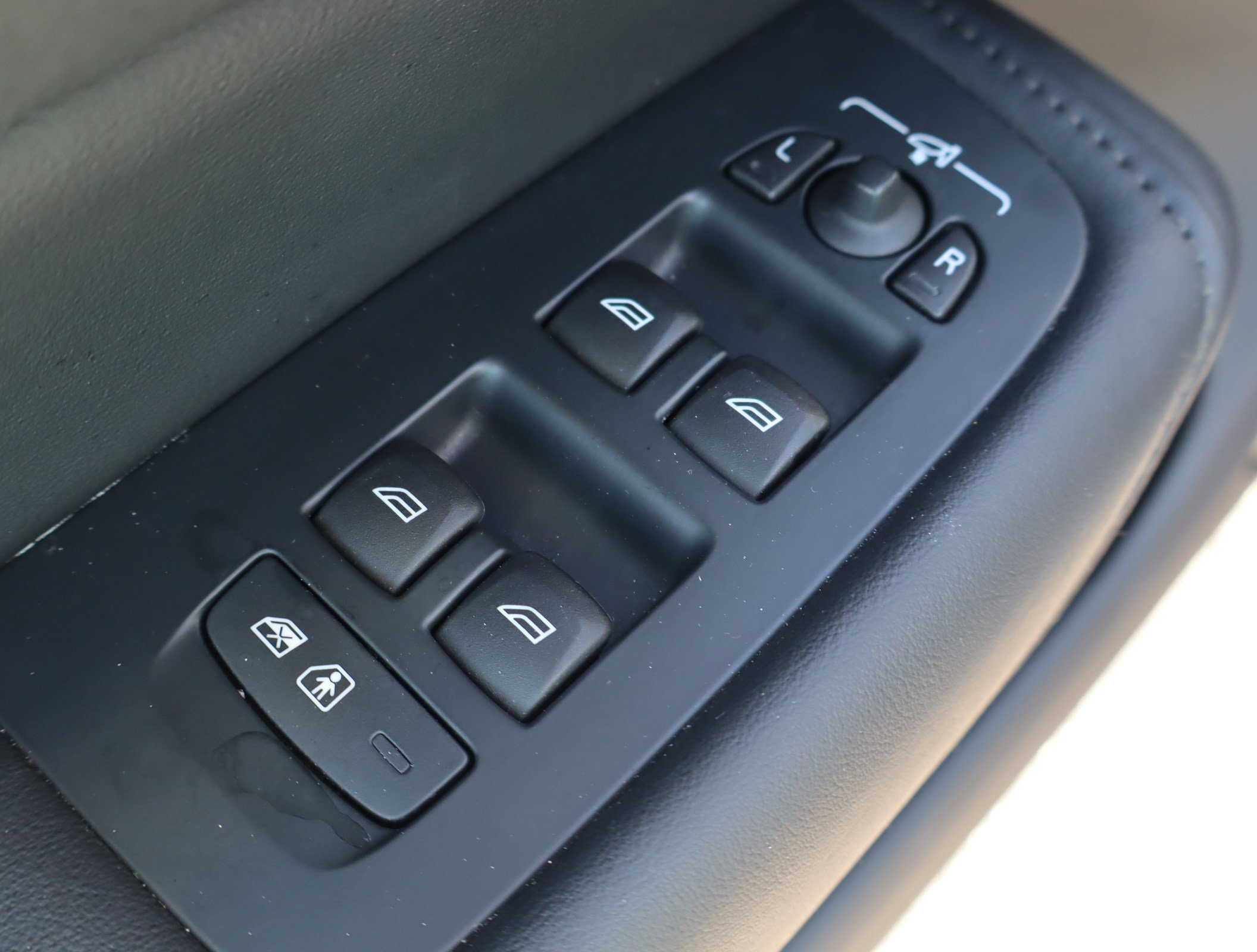 Used 2025 Volvo XC60 B5 Plus image 15