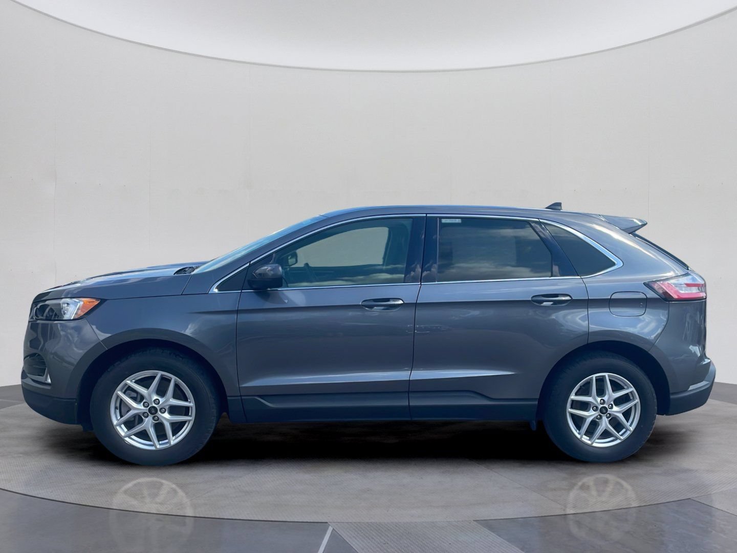 Certified 2024 Ford Edge SEL w/ Convenience Package AWD/4WD image 2