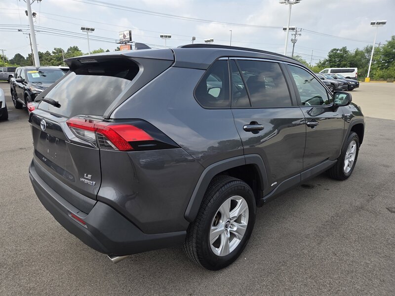 Used 2021 Toyota RAV4 LE AWD/4WD image 3