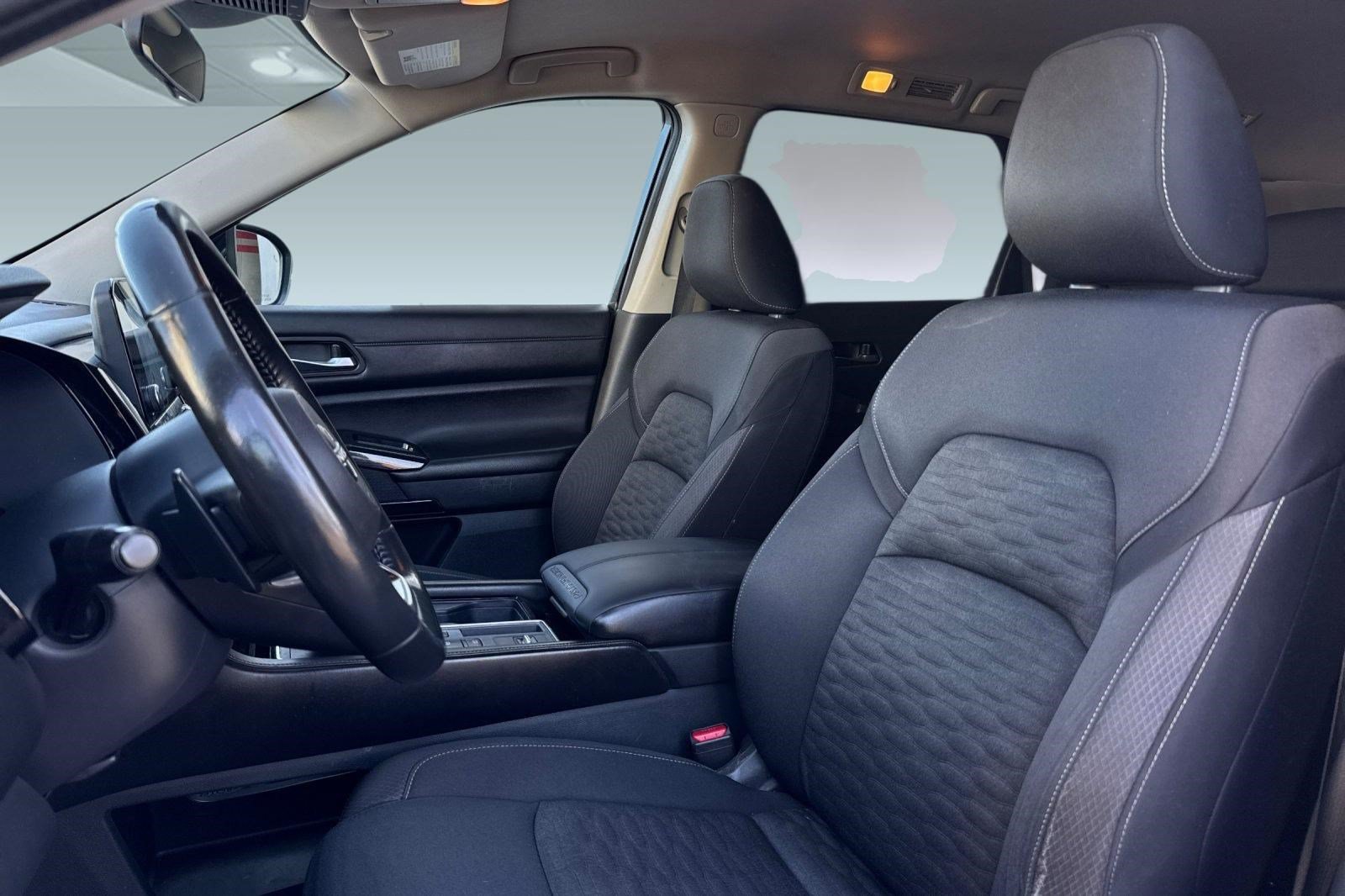 Used 2022 Nissan Pathfinder SV w/ SV Black Package FWD image 5