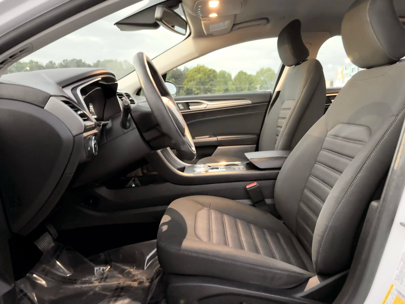 Used 2019 Ford Fusion SE FWD image 11