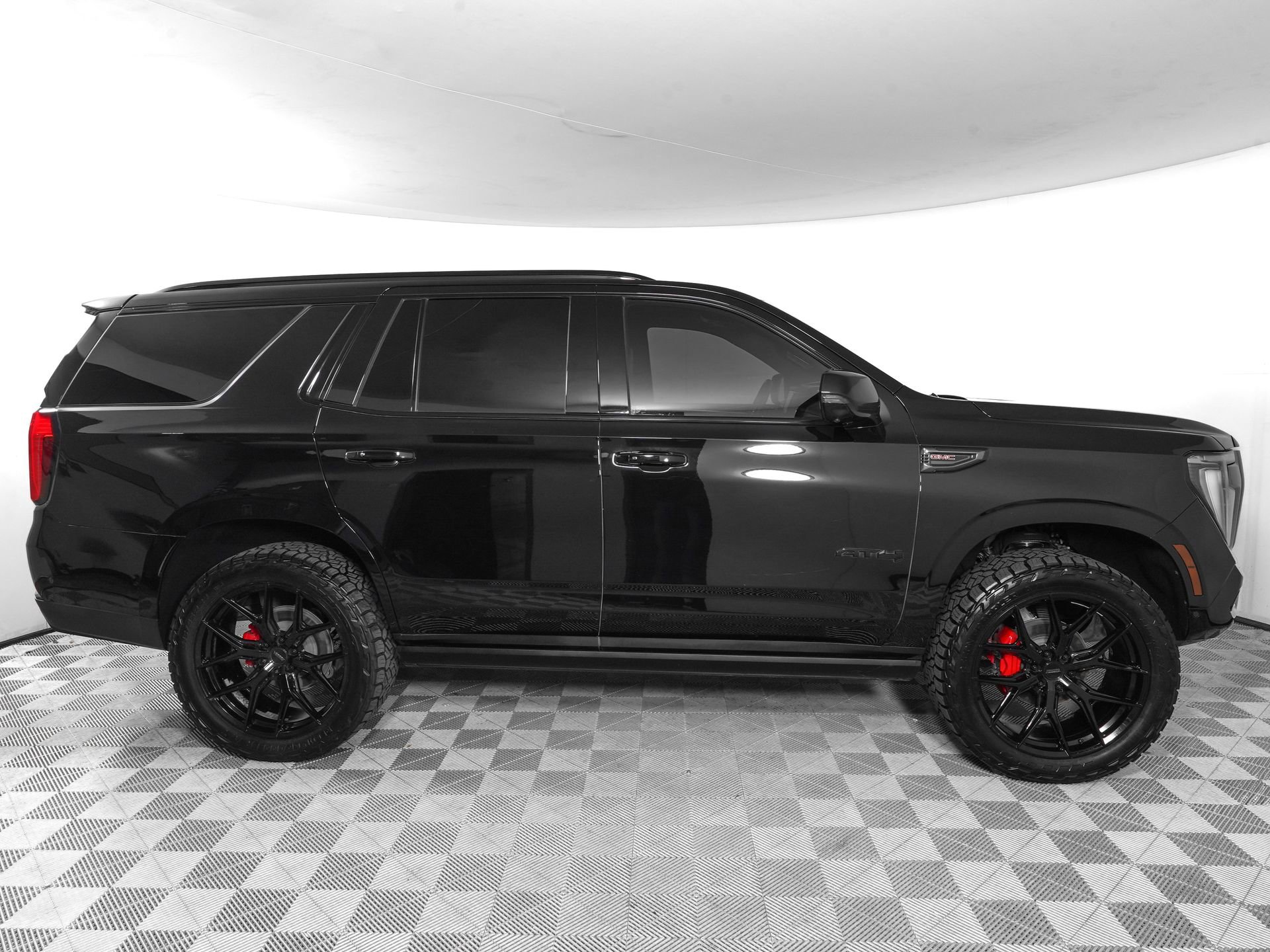 Used 2025 GMC Yukon AT4 w/ AT4 Premium Plus Package AWD/4WD image 4