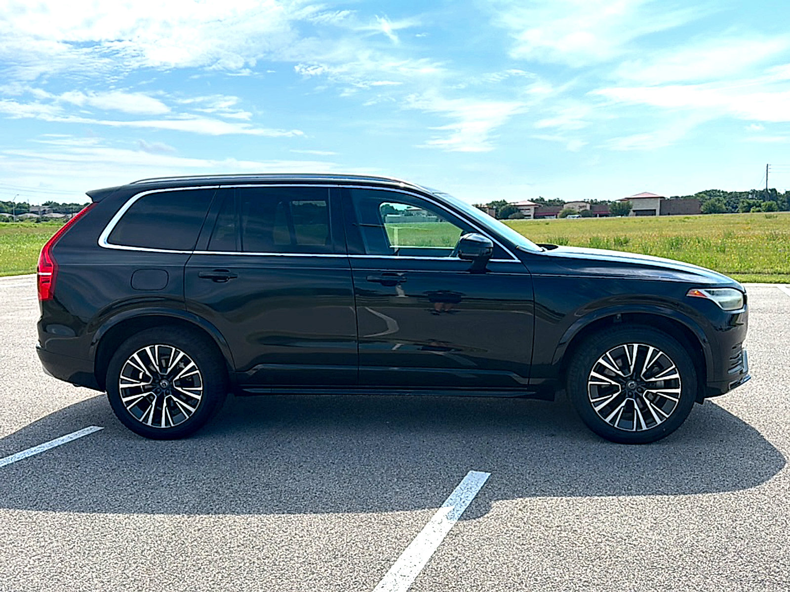 Used 2022 Volvo XC90 T5 Momentum w/ Protection Package Premier FWD image 9