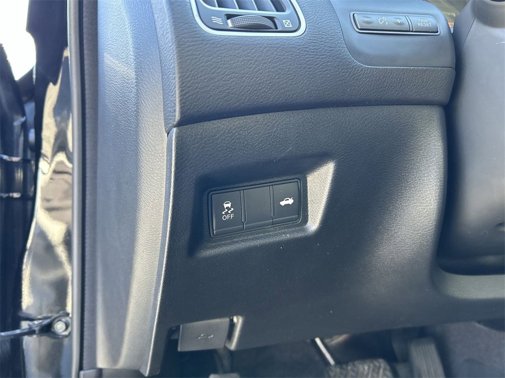 Used 2017 INFINITI Q50 3.0t Premium w/ Driver Assistance Package image 17