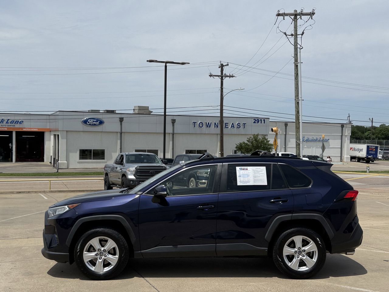 Used 2019 Toyota RAV4 XLE w/ Convenience Package FWD image 3