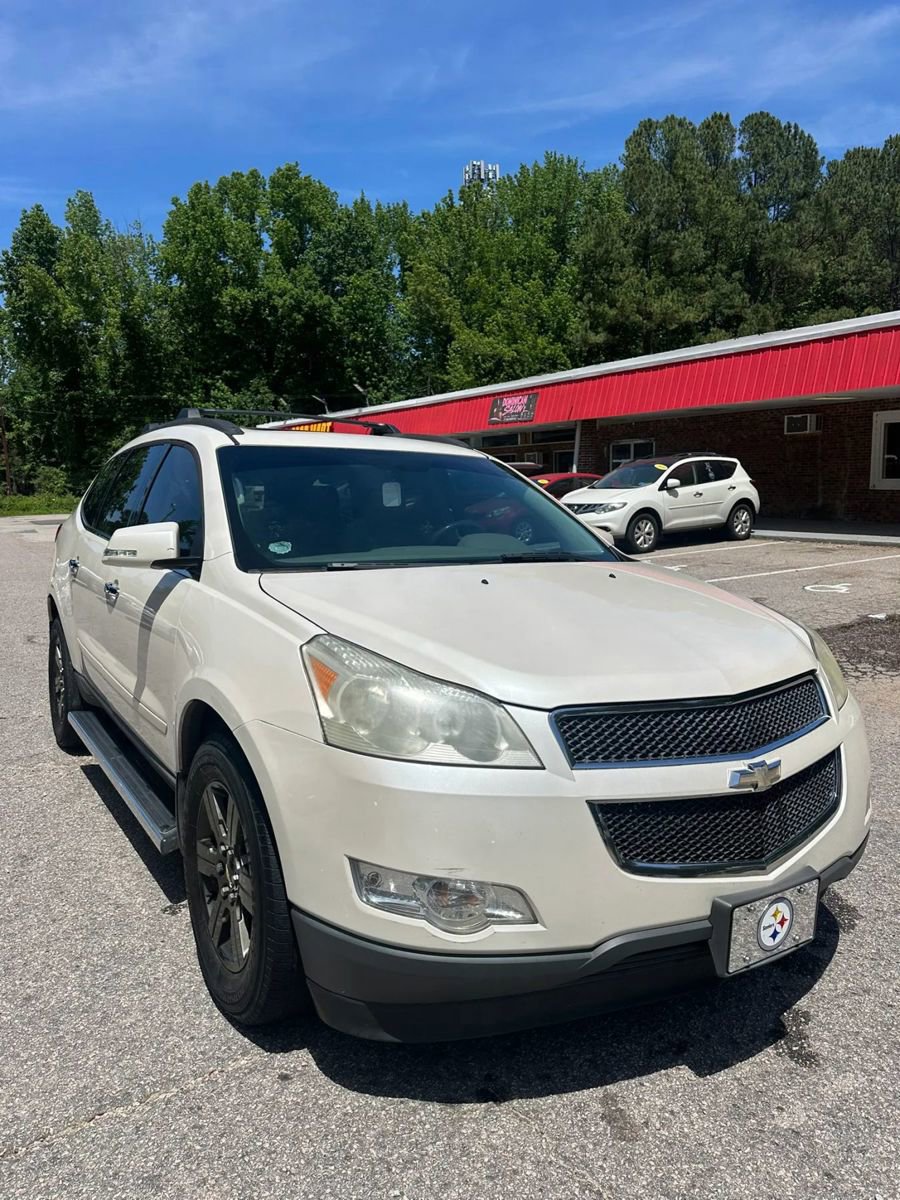 Used 2011 Chevrolet Traverse LT w/ LPO, 'HIT The Road' Package FWD image 3