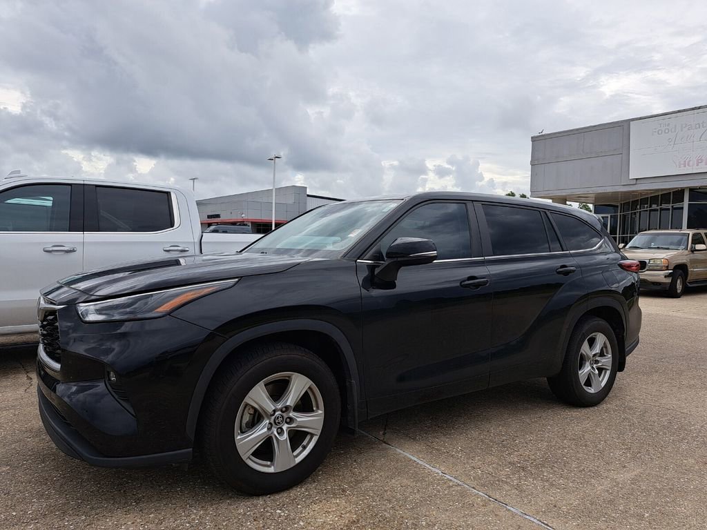 Used 2023 Toyota Highlander LE FWD image 1