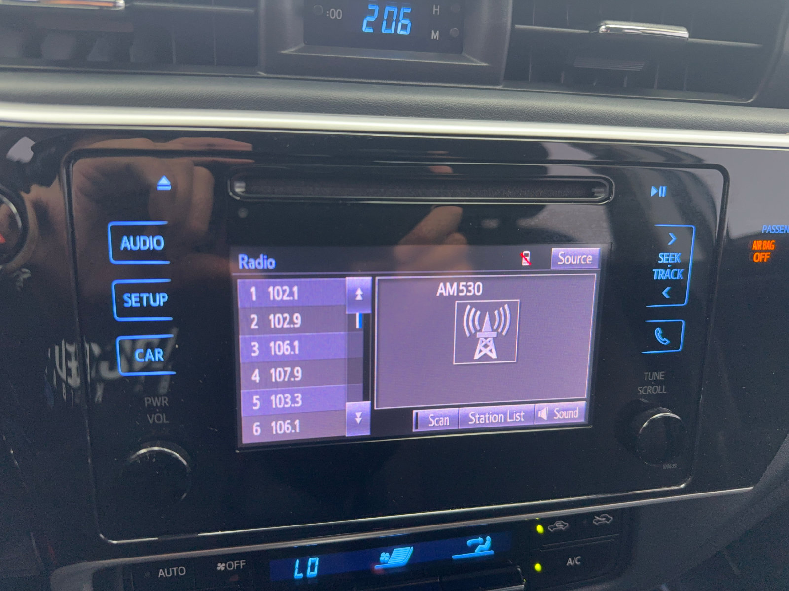 Used 2018 Toyota Corolla LE FWD image 15