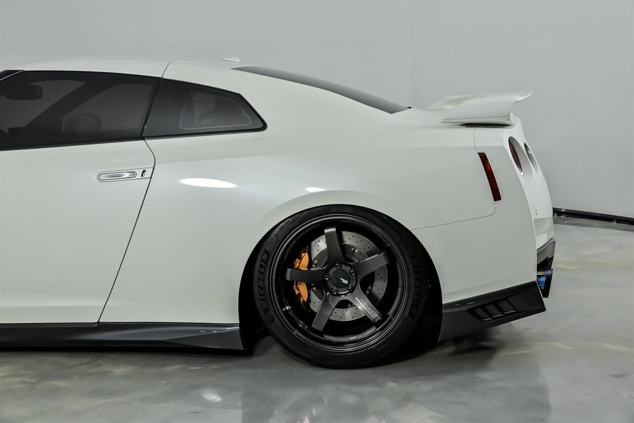 Used 2019 Nissan GT-R Premium w/ Premium Interior Package image 10