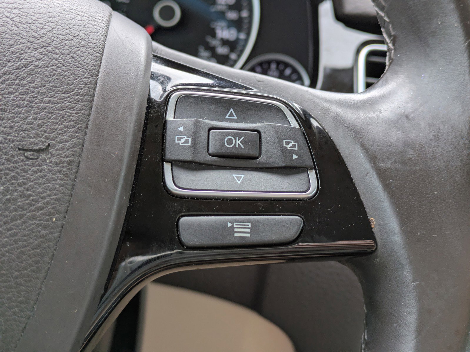 Used 2017 Volkswagen Touareg Sport AWD/4WD image 22