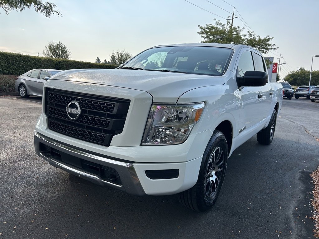 Used 2023 Nissan Titan SV image 2