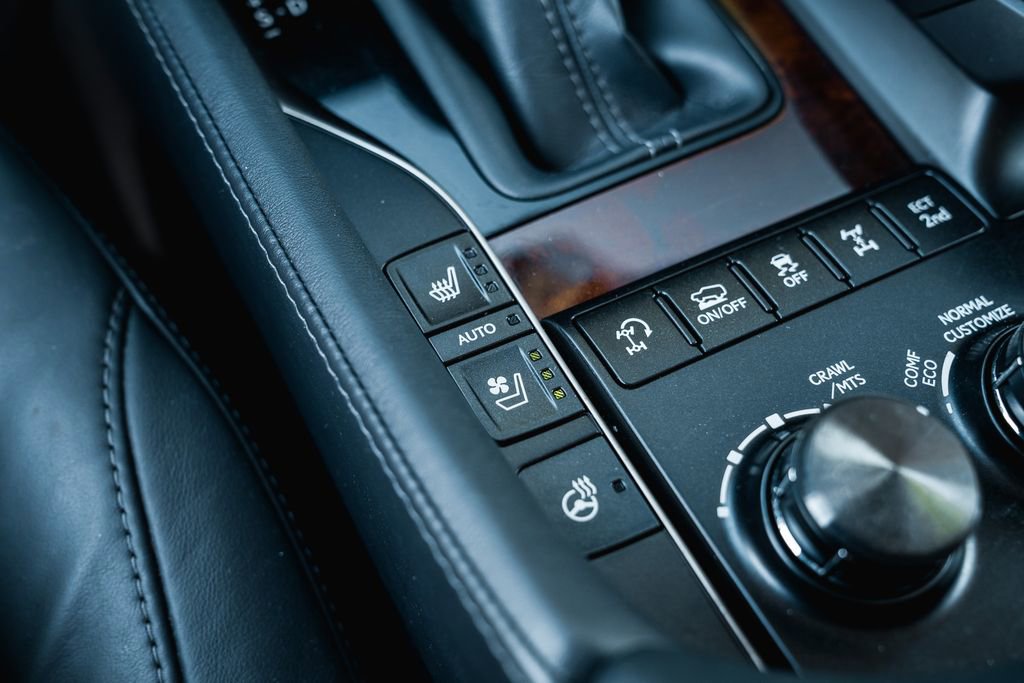 Used 2021 Lexus LX 570 4WD w/ Luxury Package image 19