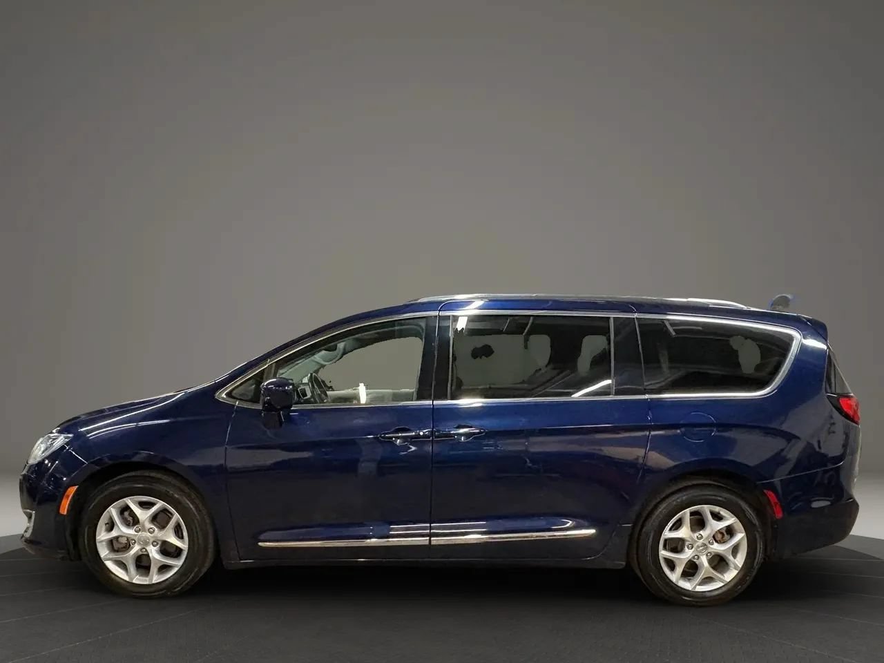 Used 2017 Chrysler Pacifica Touring-L Plus w/ Advanced Safetytec Group FWD image 5