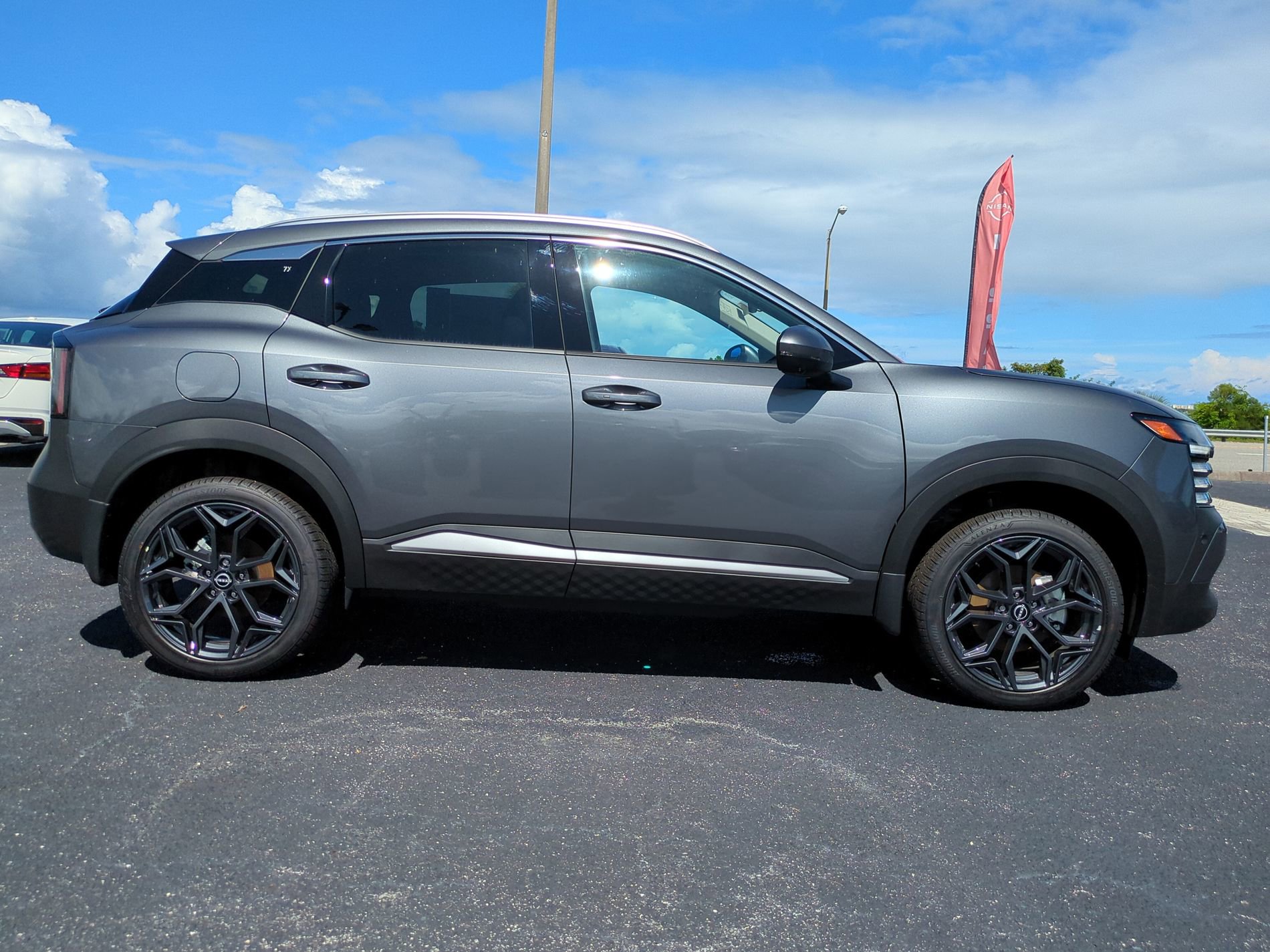 New 2025 Nissan Kicks SR FWD image 3