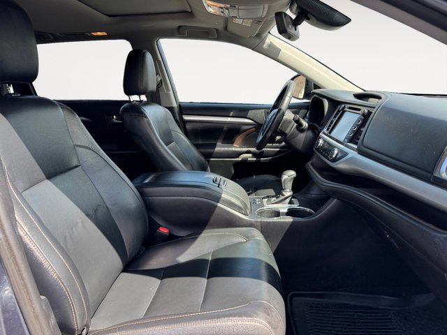 Used 2019 Toyota Highlander XLE AWD/4WD image 17