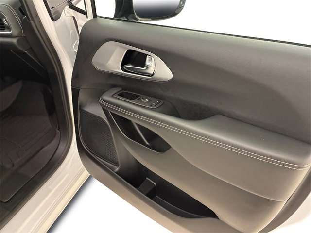 Used 2025 Chrysler Pacifica Limited image 15