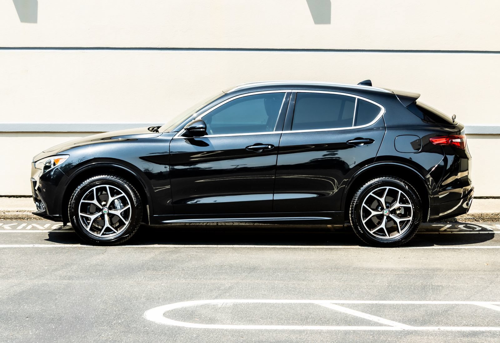 Used 2021 Alfa Romeo Stelvio Ti AWD/4WD image 4