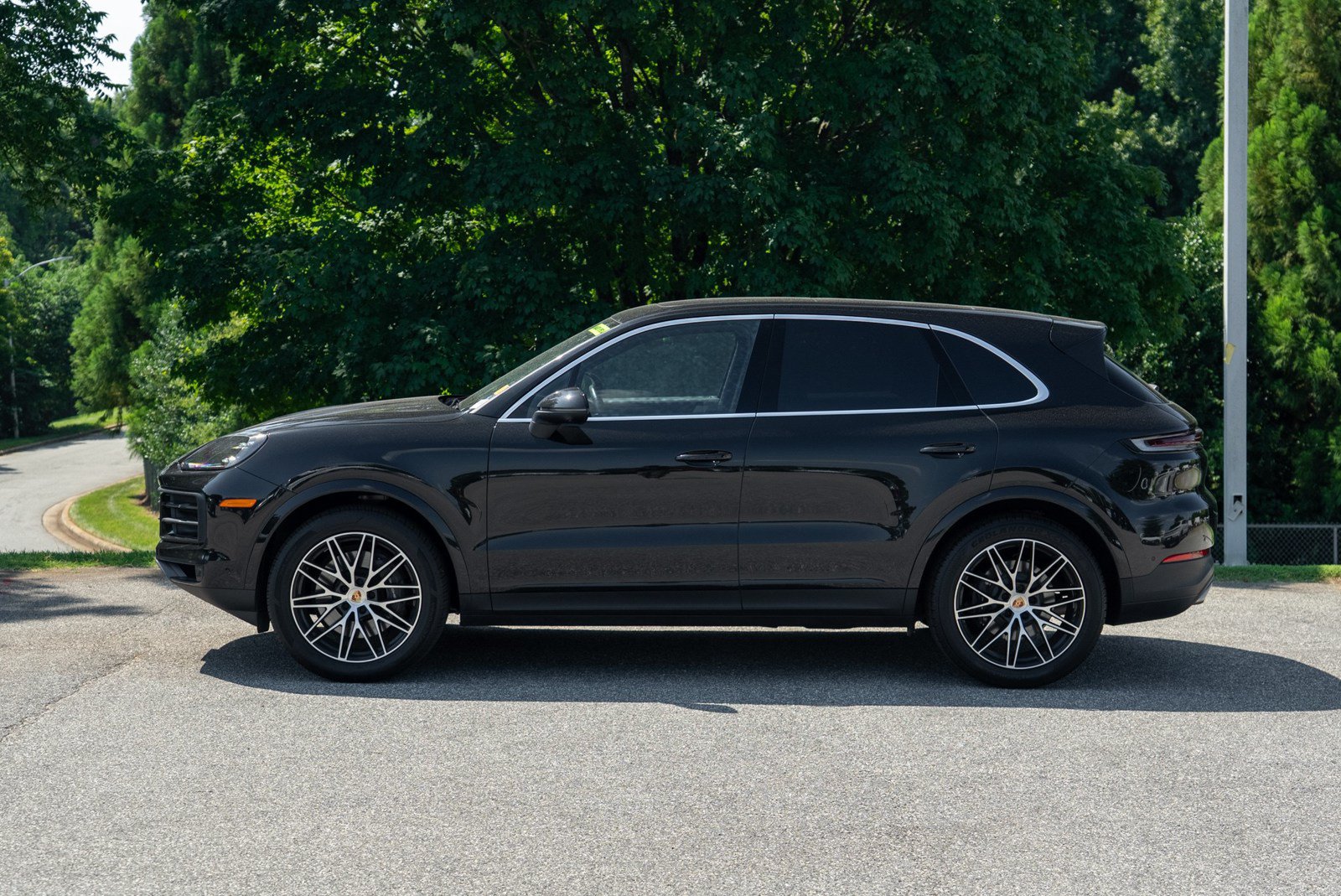 Certified 2025 Porsche Cayenne AWD/4WD image 3