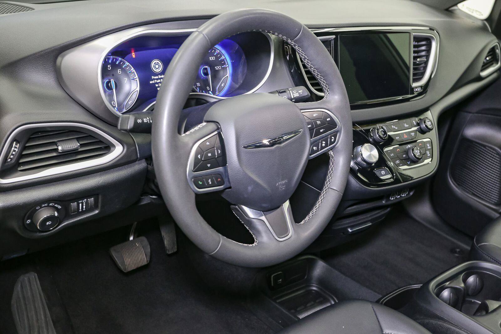 Used 2025 Chrysler Pacifica Select FWD image 21