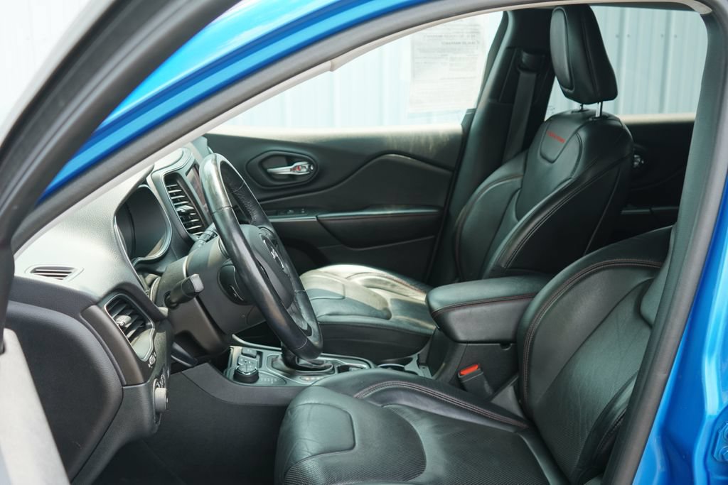 Used 2019 Jeep Cherokee Trailhawk AWD/4WD image 13