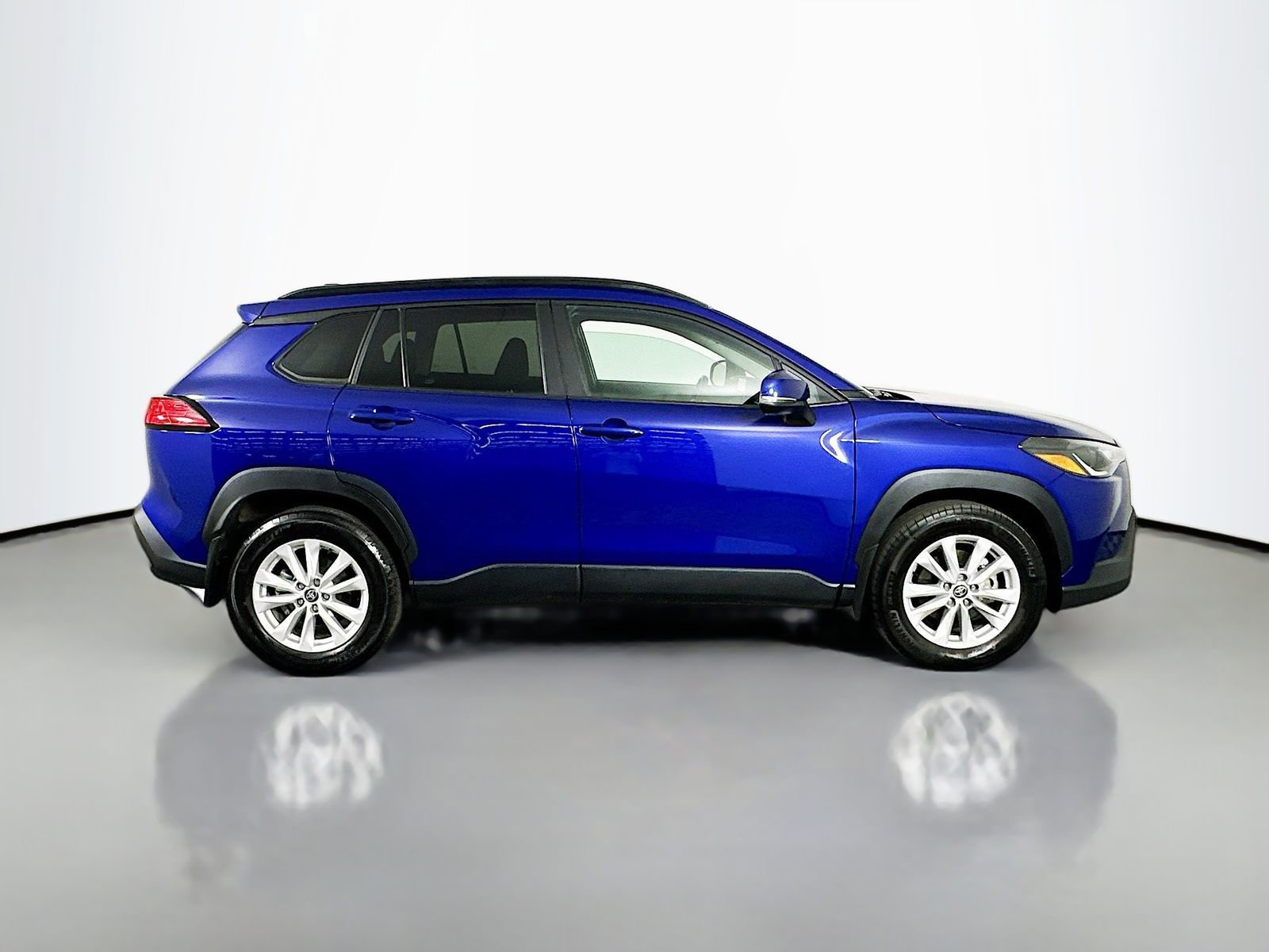 Certified 2024 Toyota Corolla Cross LE w/ Moonroof Package AWD/4WD image 8