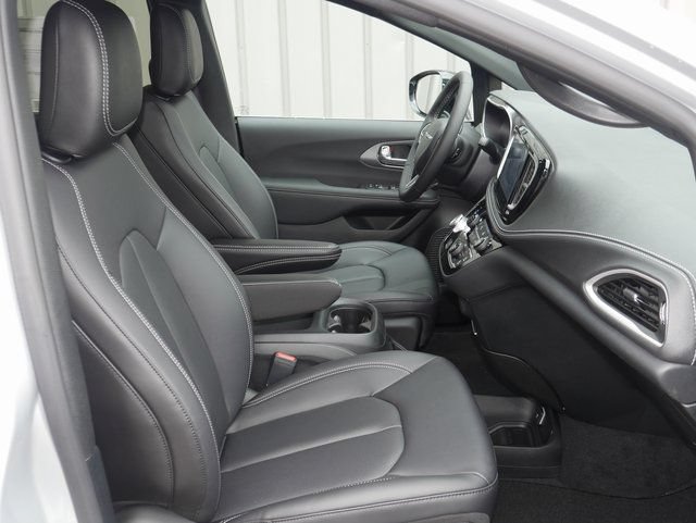 New 2026 Chrysler Pacifica Select AWD/4WD image 26