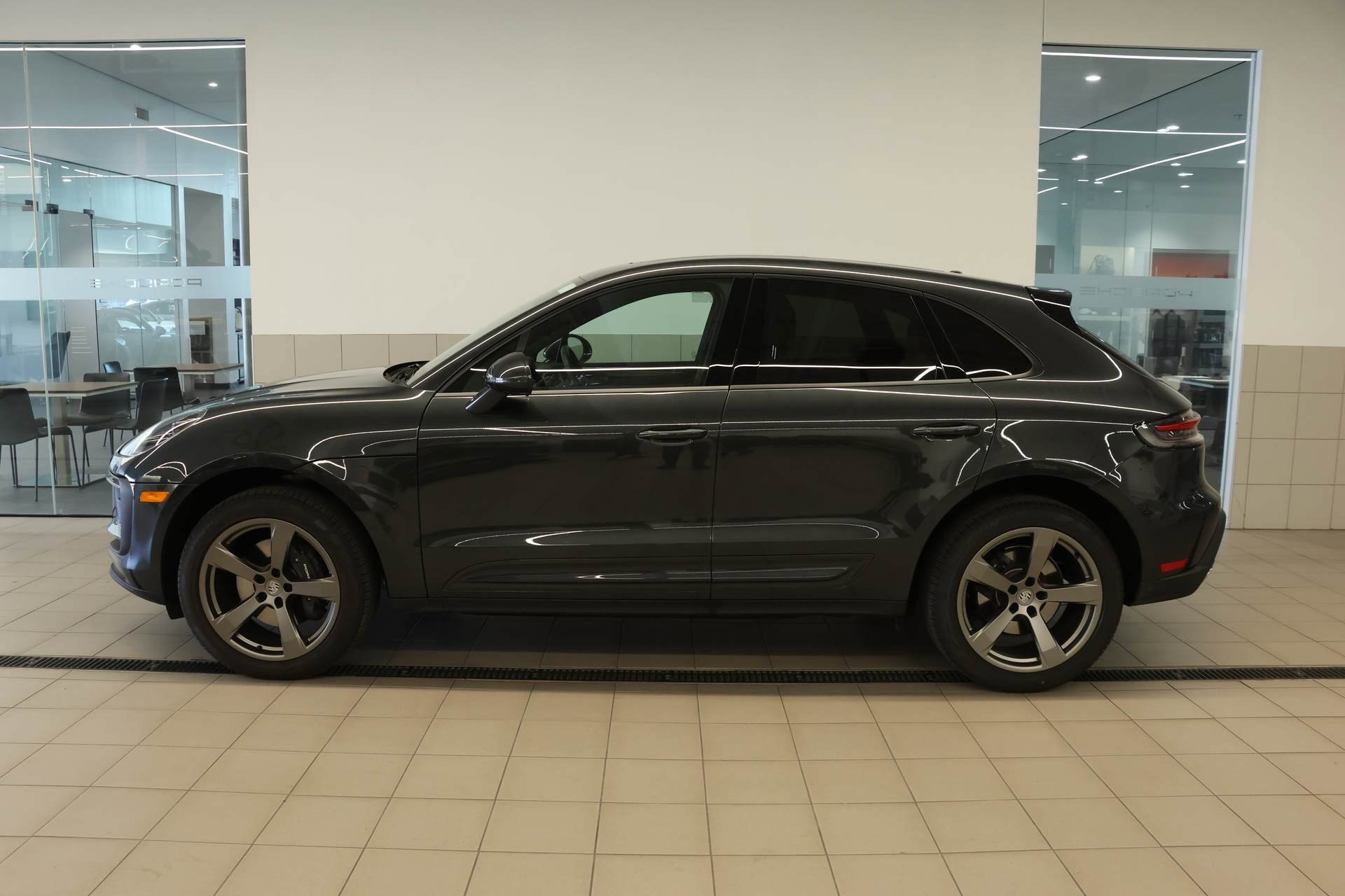 Used 2025 Porsche Macan image 2