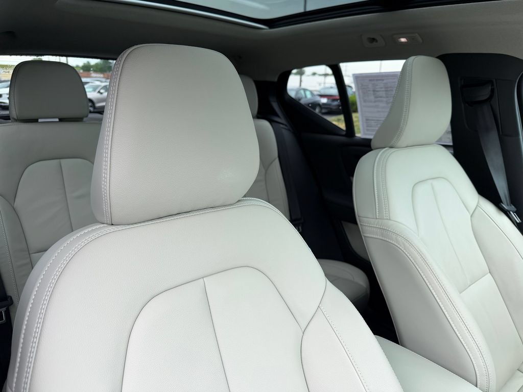 Certified 2023 Volvo XC40 B5 Plus w/ Protection Package Premier AWD/4WD image 16