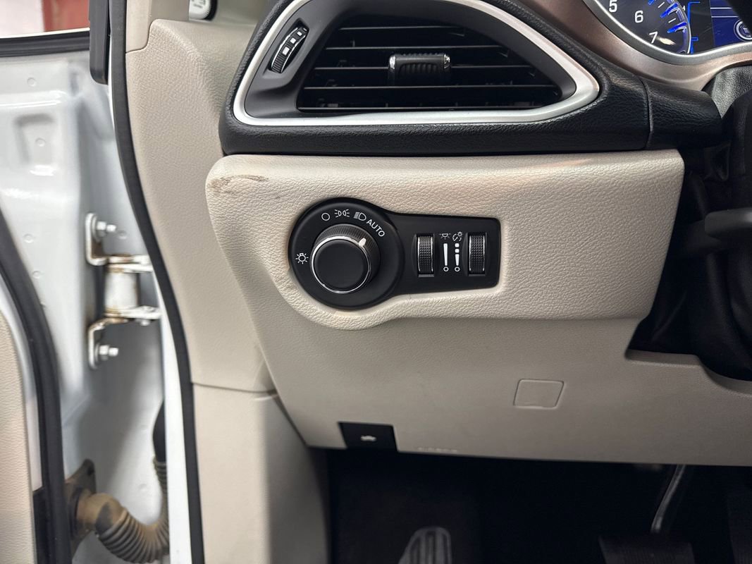 Used 2020 Chrysler Voyager Lxi image 11