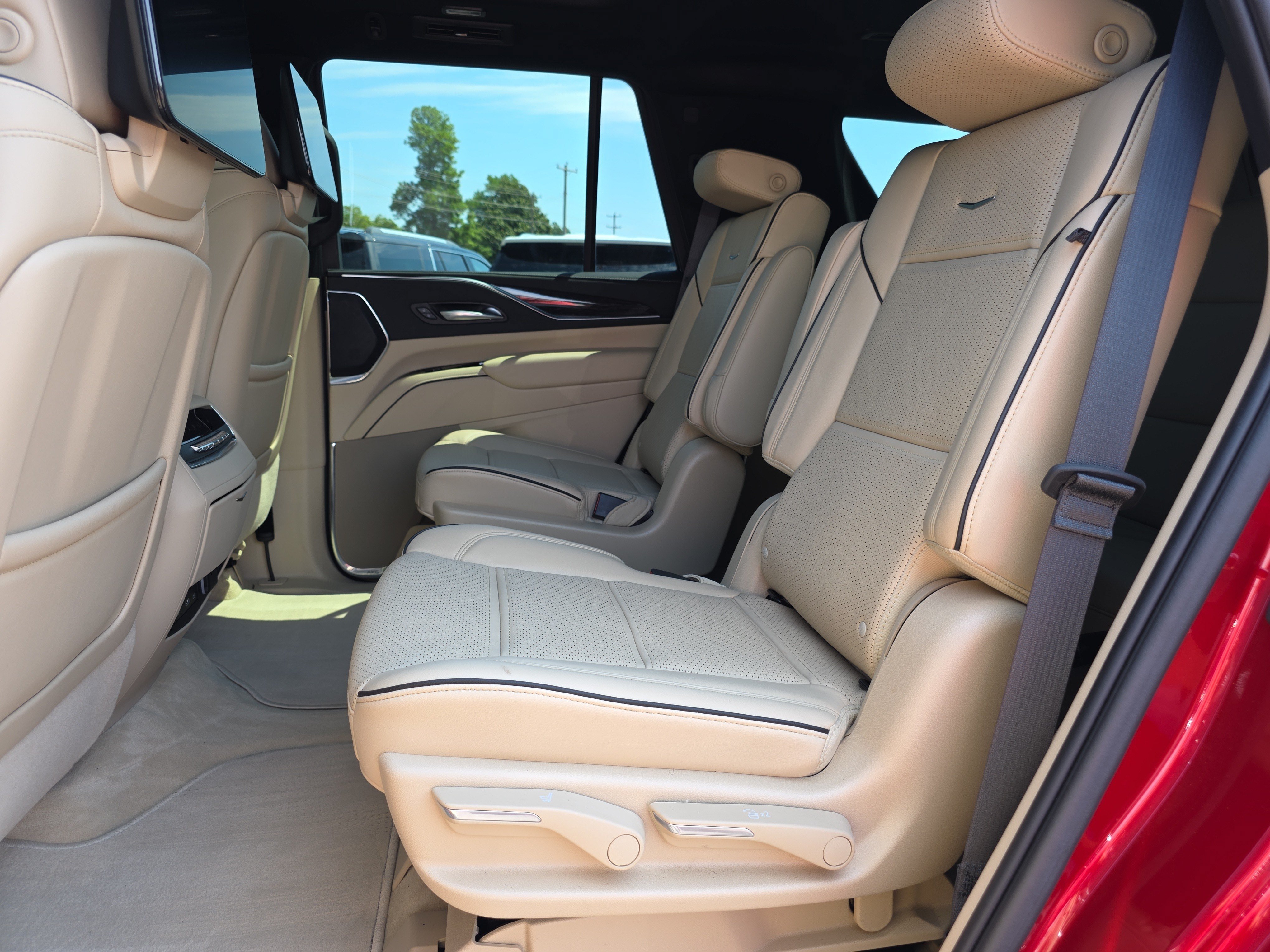 Used 2023 Cadillac Escalade Premium Luxury AWD/4WD image 11