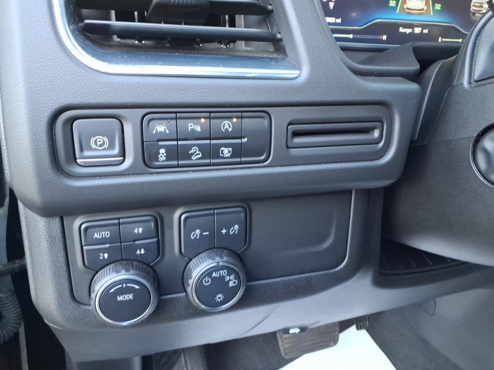 Used 2023 Chevrolet Tahoe Z71 w/ Luxury Package AWD/4WD image 18