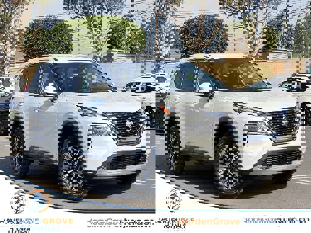 Used 2023 Nissan Rogue SV image 1